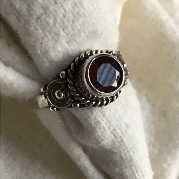 Ruby ring in artisan crafted sterling silver - Picture 2 of 7